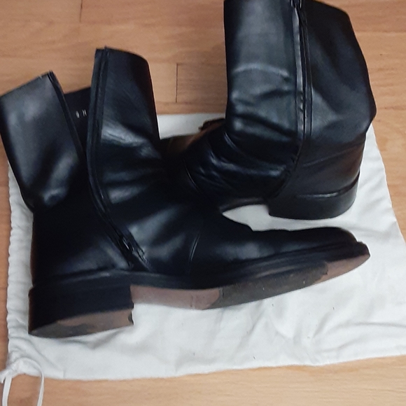 Boot - Picture 2 of 8